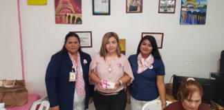 Realizan voluntarias prótesis mamarias para mujeres con mastectomía.