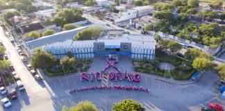 Forman funcionarios municipales lazo humano contra el cáncer.