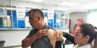 Empleados municipales reciben vacuna contra la influenza.