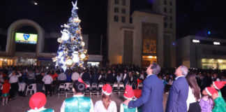 Encienden árbol navideño en El Mante y la apertura de la pista de hielo gratuita