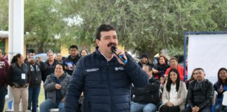 Padres de familia reconocen trabajo del Presidente Municipal.