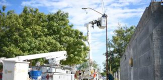 EN FRACCIONAMIENTOS DE RÍO BRAVO, ATIENDEN LA REPARACIÓN DEL SISTEMA DE ALUMBRADO PUBLICO.