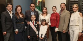 Visitan a alcalde niños de la ceremonia del “Abrazo”