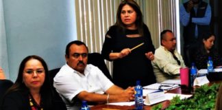 Regidora Marta Escalón durante sesión de cabildo señala a síndico que cobra sin trabajar