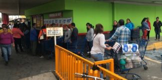 LARGAS FILAS PARA ENTRAR A SUPERMERCADOS O TIENDAS COMERCIALES