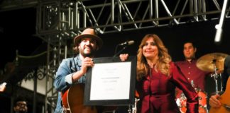 Entregó Alcaldesa reconocimiento a Los Claxons por participar en Fiestas de Reynosa