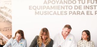 Firma Alcaldesa convenio del programa de arte y cultura Apoyando Tu Futuro