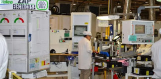 Estados Unidos presiona a México para reabrir plantas en la frontera