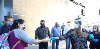 Alcaldesa entrega cubrebocas a trabajadores del Parque Industrial del Norte