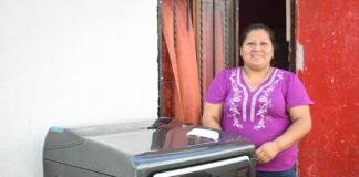 Entrega Presidente Municipal regalos a mamás ganadoras en sorteo