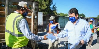 Entrega Carlos Ulivarri equipo de protección a personal de bacheo.