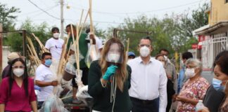 Entrega Alcaldesa kits de limpieza en colonias inundadas