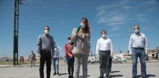 Entrega Maki apoyos para limpieza a vecinos del fraccionamiento Halcón