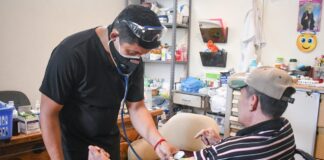 Reciben abuelitos del asilo Hogar Quietud atención médica.