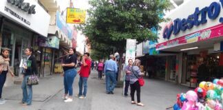 Da marcha atrás apertura de comercio no esencial