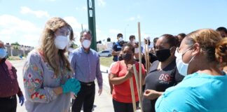 Entrega de kits de limpieza en el fraccionamiento Halcón