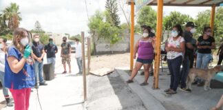 Familias de La Escondida recibieron kits de limpieza