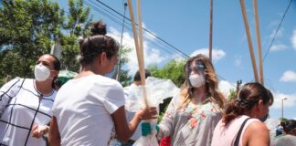 Benefician a familias de la Lucio Blanco con kits de limpieza