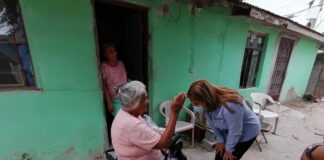 Recibe Diputada Roxana Gómez,bendición de abuelita de la colonia paraíso