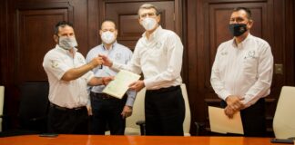 Entrega Rector vehículos del sorteo de aniversario del SUTAUAT