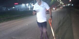 Previniendo accidentes Agentes de Vialidad tapan bache