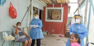 Ante la pandemia del Covid-19, DIF Reynosa acerca los servicios médicos y asistenciales hasta la casa de las familias vulnerables.