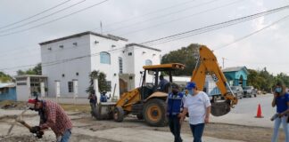 “No quita el dedo del renglón”Carlos Ulivarri,Alcalde de Río Bravo,supervisa Obras de Bacheo