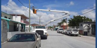 Iluminan cuadrillas más calles de la ciudad