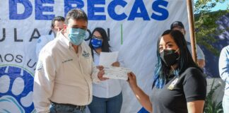 Sigue la entrega de becas de titulación, por parte del Presidente Municipal de Rio Bravo