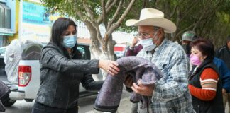 Entrega Presidenta del Sistema DIF cobertores a personas en situación vulnerable.