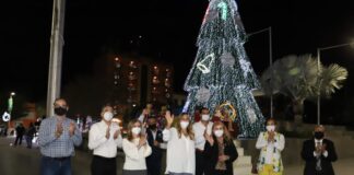 Concluye celebración navideña con apagado de pino