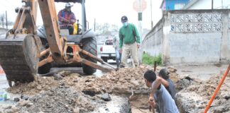 Repara COMAPA fuga de agua en zona Centro