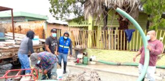 Fuga de agua es atendida por personal de COMAPA