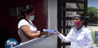 Entrega Municipio tarjetas de Becas hasta domicilio de estudiantes