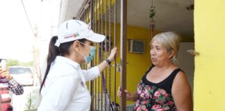 Con la mano en el corazón colonos reciben a Claudia Hernández