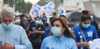 Casa por casa, la candidata Roxana Gómez, siempre escuchando a su gente