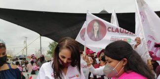 Felicita Claudia Hernández a madres de familia en su día