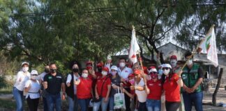 Gustavo Rico firma las peticiones de Riveras de Rancho Grande