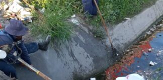 Desazolvan trabajadores municipales rejillas de pluviales