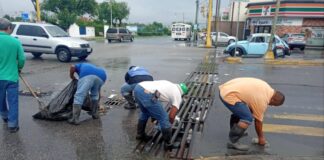 Cuadrillas municipales desazolvan alcantarillas pluviales