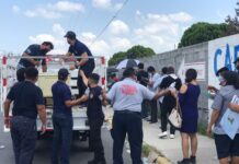 Entrega Municipio botellas de agua a jóvenes que asisten a vacunarse