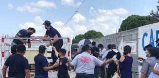 Entrega Municipio botellas de agua a jóvenes que asisten a vacunarse