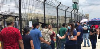 Apoya Municipio con agua purificada filas de vacunación anti COVID-19