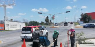 Rehabilitando calles con 40 toneladas de asfalto en colonias de Reynosa