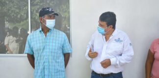 Entrega Carlos Ulivarri invaluable regalo de cumpleaños a vecino de la Graciano Sánchez.