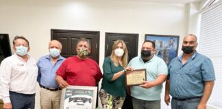 Entrega Liga Burocrática de Softbol Reconocimiento a Maki Ortiz