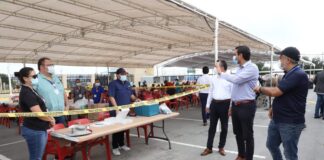 Visita Alcalde Carlos Peña Ortiz módulo de vacunación en planta maquiladora Corning.