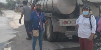 Supervisan ciudadanos trabajo de saneamiento del drenaje sanitario