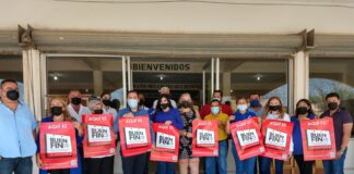 Los reynosenses se encuentran indignados por el trato que reciben los migrantes en Tamaulipas, sentir que trasladó a la tribuna de la Cámara de diputados el representante del Distrito 7 Humberto Prieto quien pidió a Francisco García Cabeza de Vaca, reconsiderar la operación de estaciones migratorias, construcciones con las que no quiso colaborar con el gobierno federal. “si el jefe del poder ejecutivo del Estado imaginó que podrían ocurrir cosas malas en estas Estaciones Migratorias, o si decidió negarse a colaborar previendo malos tratos a los migrantes, hoy puede reconsiderar su decisión al ver las condiciones en las que viven centenares de personas en campamentos provisionales”, expresó en su carácter de presidente de la comisión de Asuntos Fronterizos y Migratorios. “por más que hubiera buscado en el diccionario los vocablos precisos, por más creatividad que hubiera aplicado, no me sería posible describir con precisión el drama que viven los migrantes que hoy nos muestran sus condiciones de vida en el escaparate de sus desdichas en el que se ha convertido la plaza de la República de Reynosa”, expresó el diputado de MORENA en la sesión de hoy. Se comprometió a presentar propuestas específicas para ir atenuando los problemas que ocasionan y padecen los migrantes en espera de poder ingresar a los Estados Unidos de Norteamérica. En esta ocasión se centró en exhortar a los gobiernos federal, estatal y municipal, a la Comisión de Asuntos Fronterizos y Migratorios, sociedad civil y autoridades que tienen responsabilidades en el tema, mismo que fue aprobado con el voto de toda la cámara.