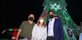Familias de Reynosa disfrutan encendido del pino y los arreglos navideños, con la llegada de la navidad.